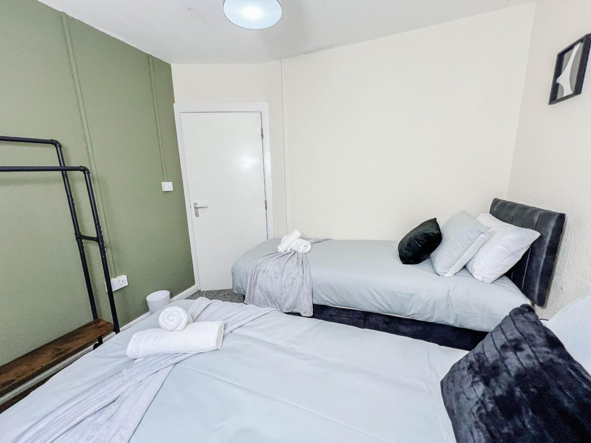 3 Bedroom House - Free Parking-hospital-contractors-families Apartment Leeds (West Yorkshire)