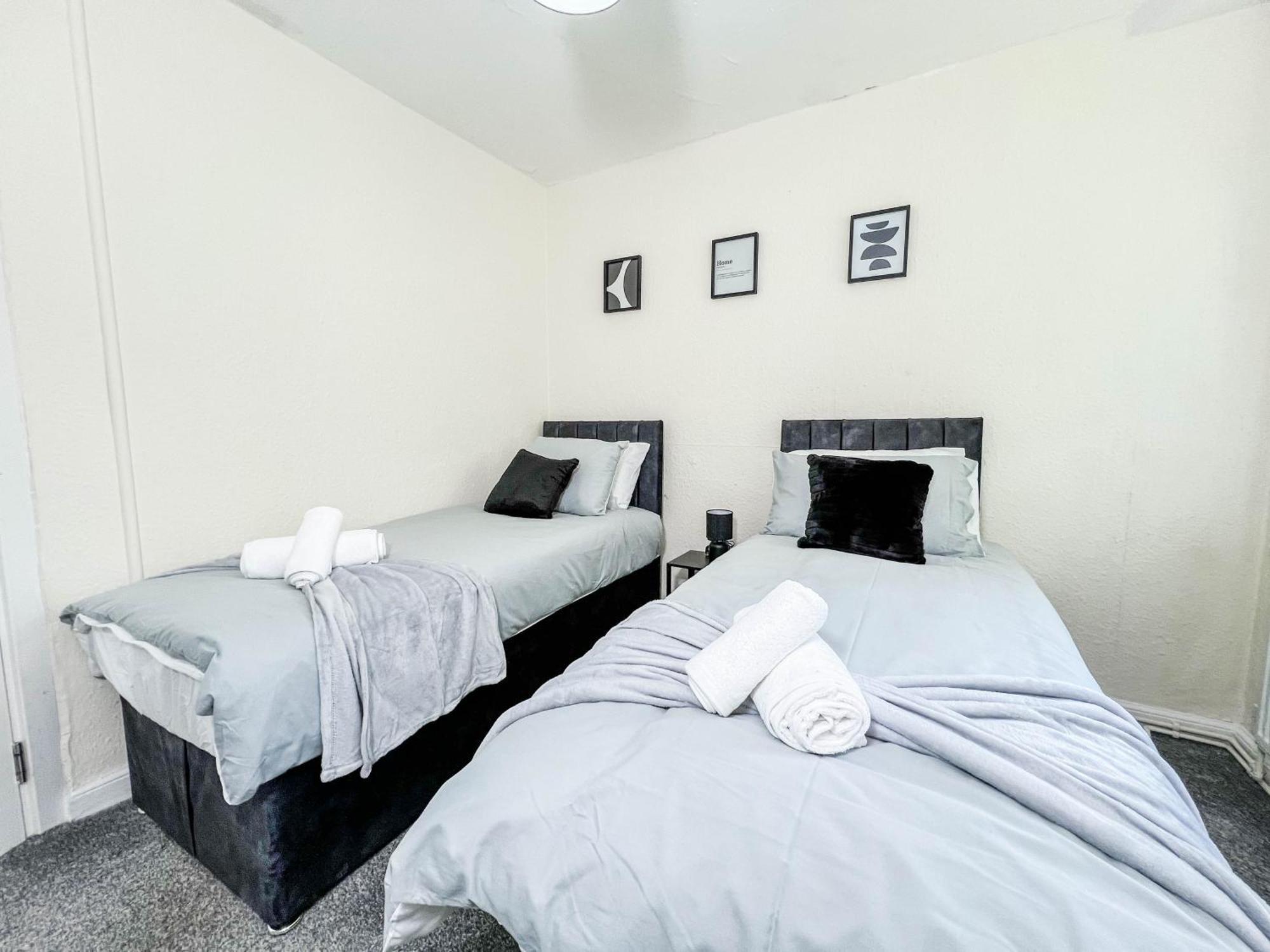 3 Bedroom House - Free Parking-hospital-contractors-families Leeds (West Yorkshire)