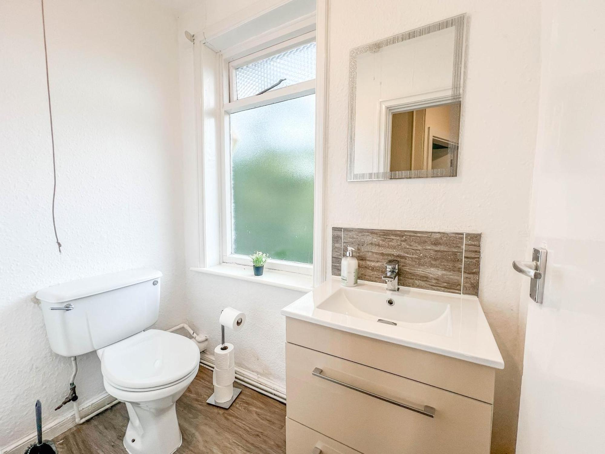 3 Bedroom House - Free Parking-hospital-contractors-families