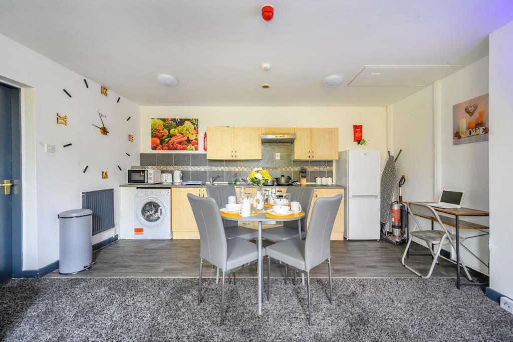Apartment -f5gh- For Relaxed & Cosy Stay, Free Parking, Wifi