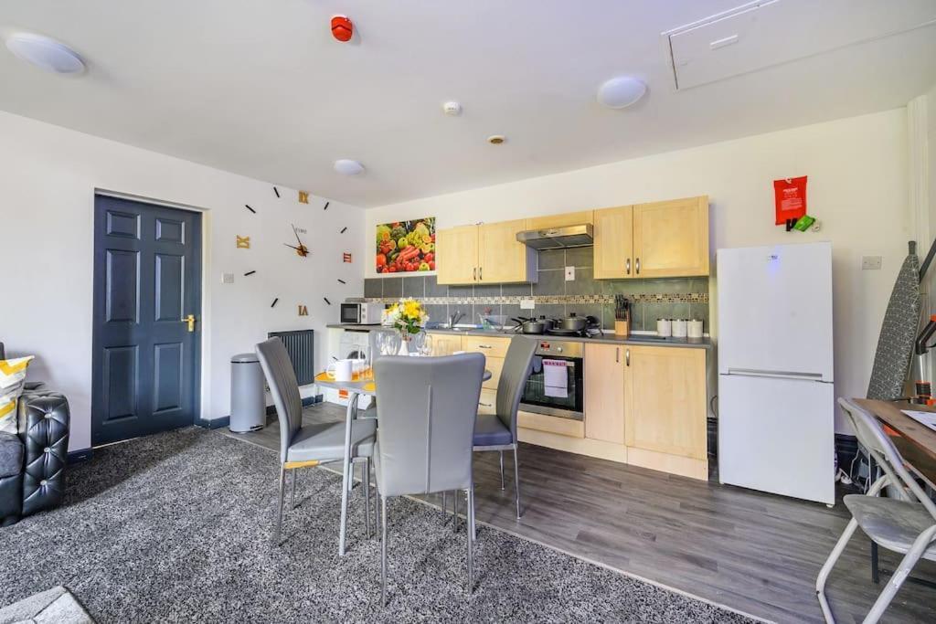 -f5gh- For Relaxed & Cosy Stay, Free Parking, Wifi Apartment