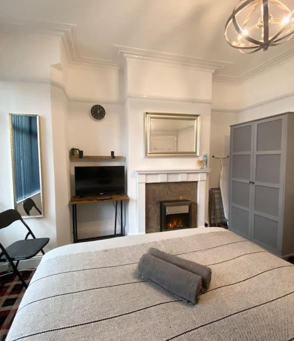 Leeds Super Spacious, 4 Bedroom Centre Apartment