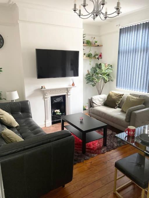 Leeds Super Spacious, 4 Bedroom Centre *