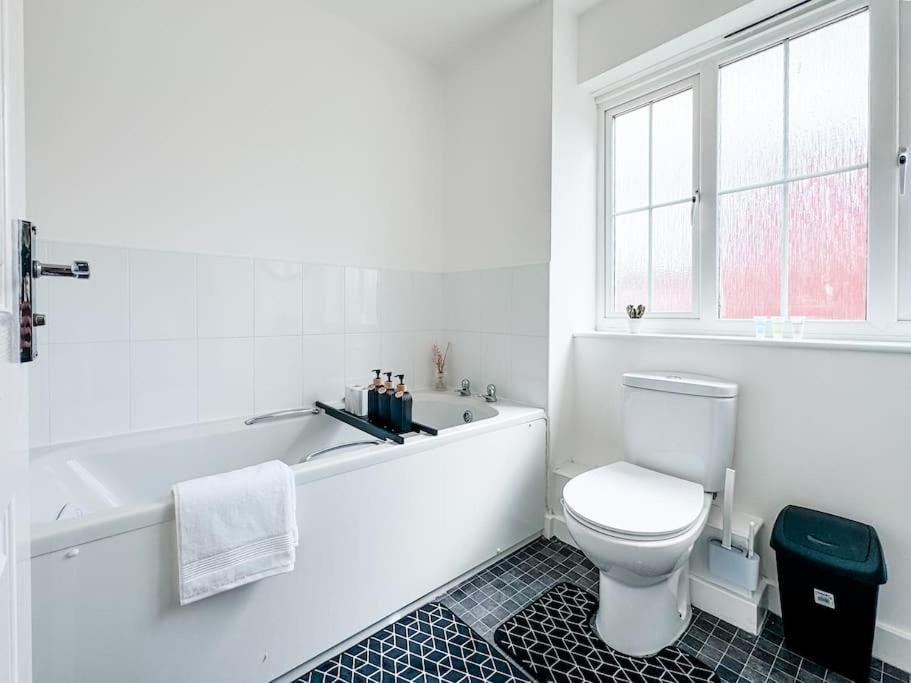 Huge House - Free Parking - 4 Bed 3 Bathroom - Leeds