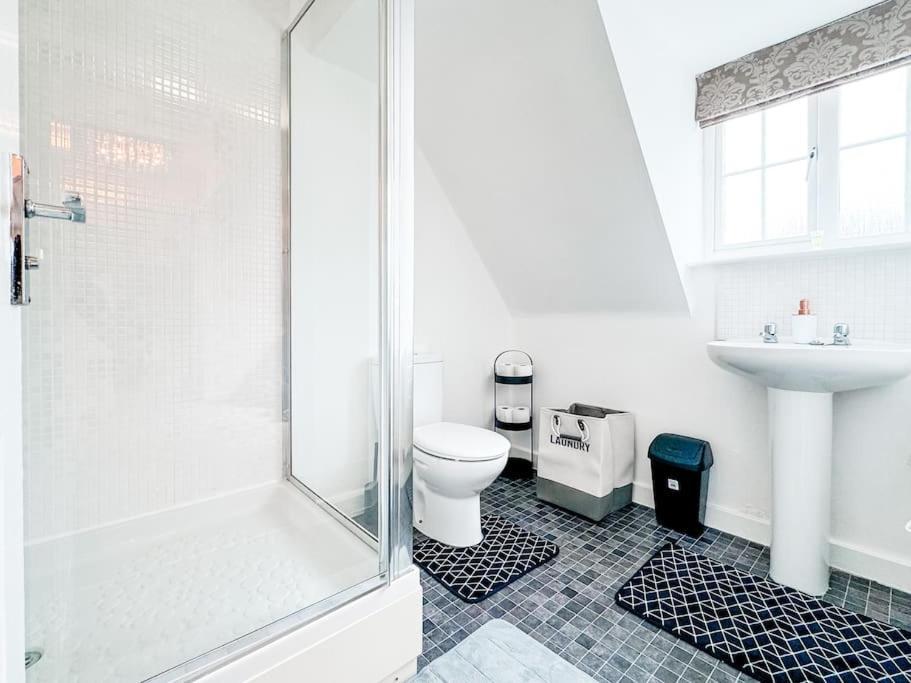 Huge House - Free Parking - 4 Bed 3 Bathroom - Leeds Apartment