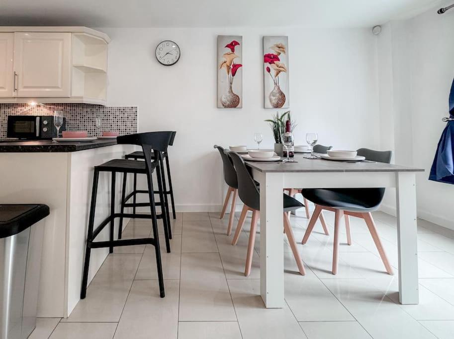 Apartment Huge House - Free Parking - 4 Bed 3 Bathroom - Leeds