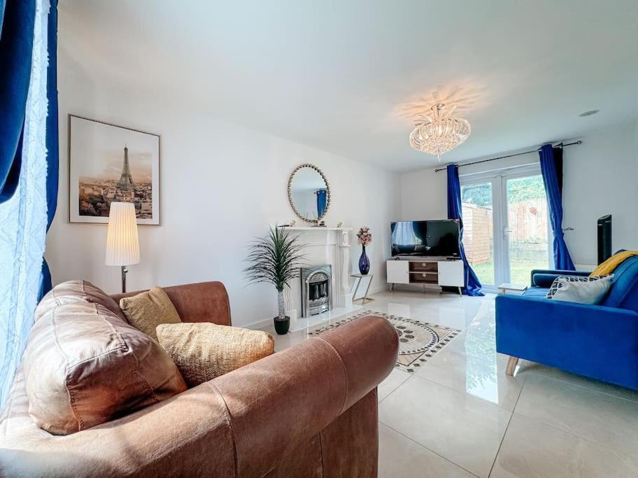 Huge House - Free Parking - 4 Bed 3 Bathroom - Leeds *