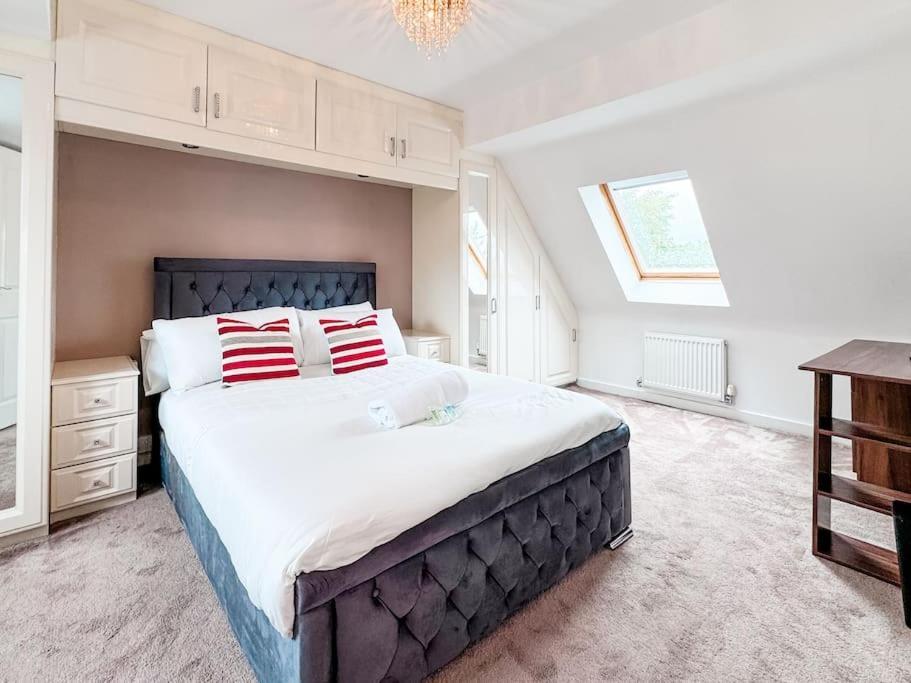 Apartment Huge House - Free Parking - 4 Bed 3 Bathroom - Leeds