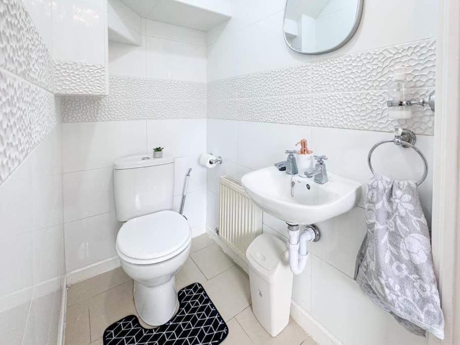Huge House - Free Parking - 4 Bed 3 Bathroom - Leeds Apartment *