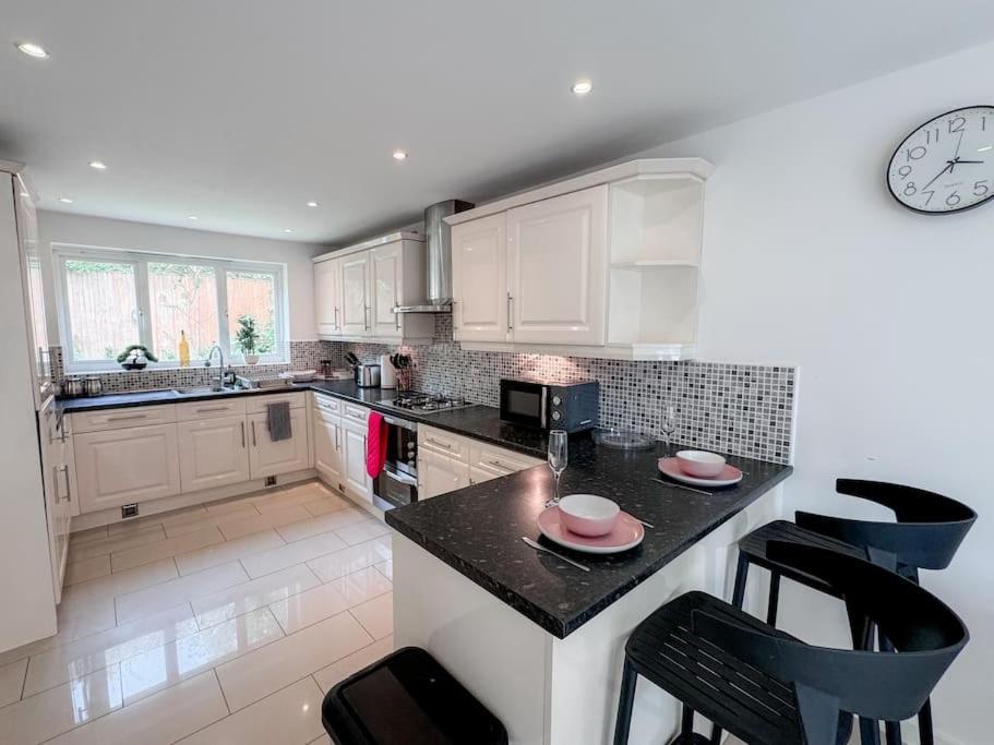 Huge House - Free Parking - 4 Bed 3 Bathroom - Leeds * Leeds (West Yorkshire)