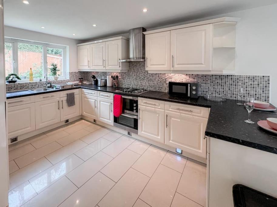 Huge House - Free Parking - 4 Bed 3 Bathroom - Leeds