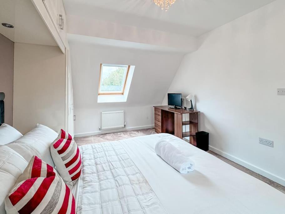 Apartment Huge House - Free Parking - 4 Bed 3 Bathroom - Leeds *