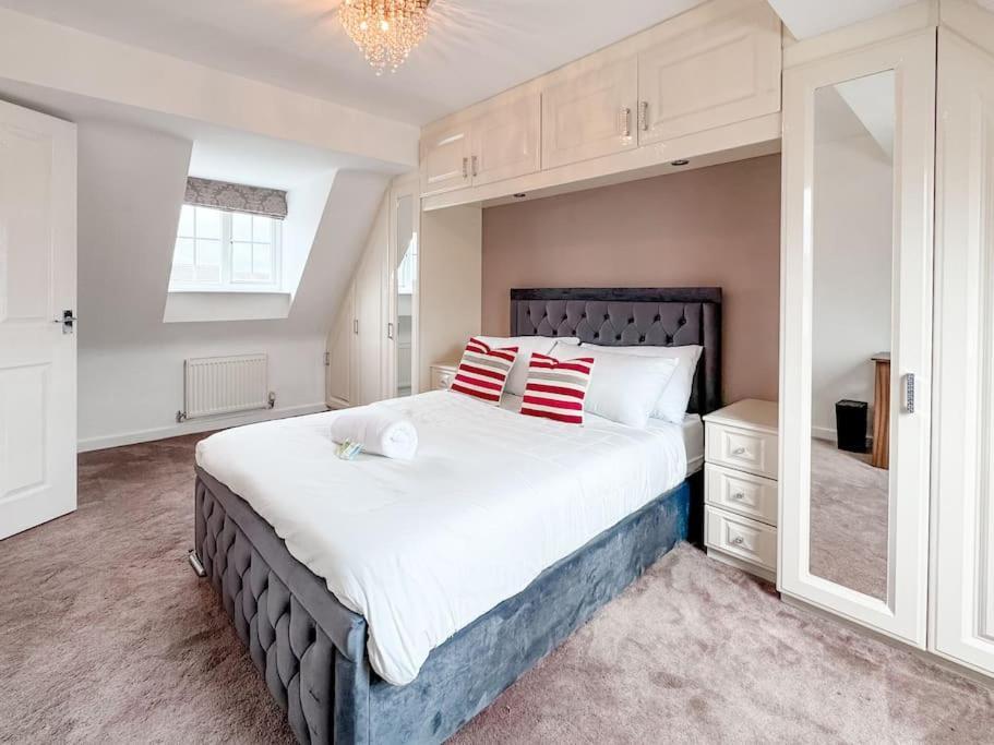 Huge House - Free Parking - 4 Bed 3 Bathroom - Leeds Apartment *