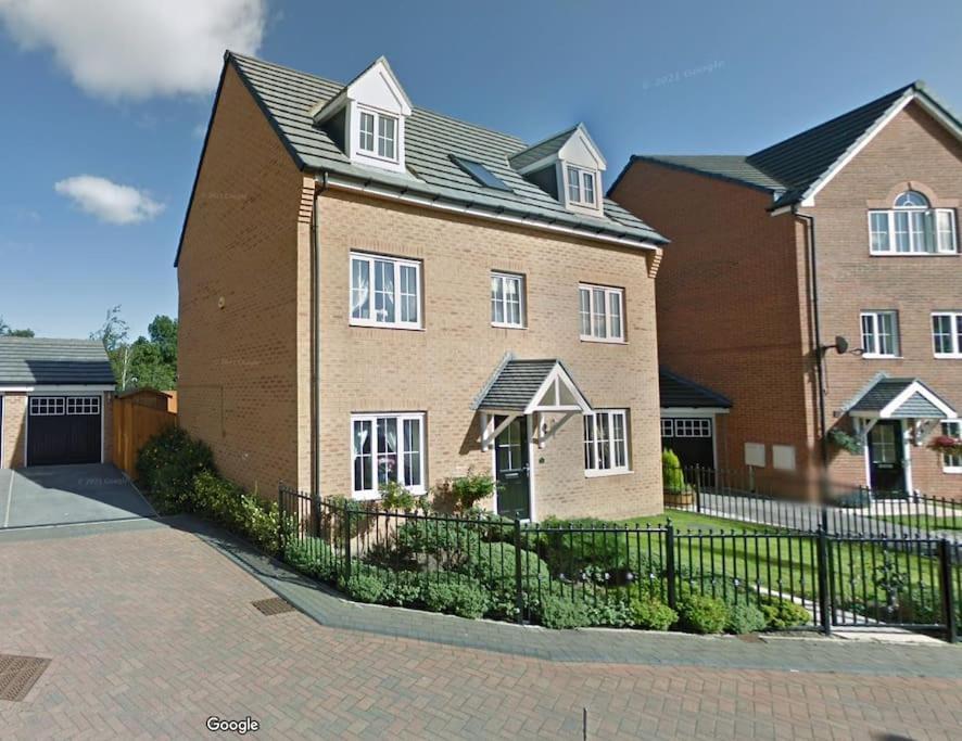 Apartment Huge House - Free Parking - 4 Bed 3 Bathroom - Leeds
