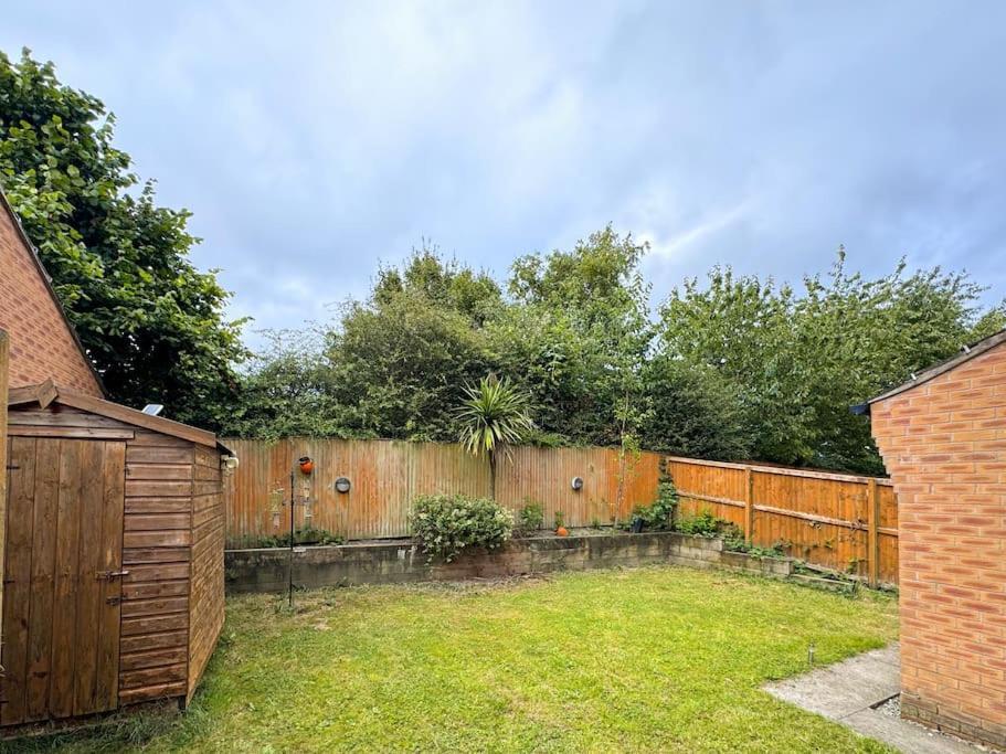 Apartment Huge House - Free Parking - 4 Bed 3 Bathroom - Leeds *