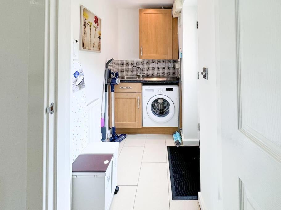 Huge House - Free Parking - 4 Bed 3 Bathroom - Leeds