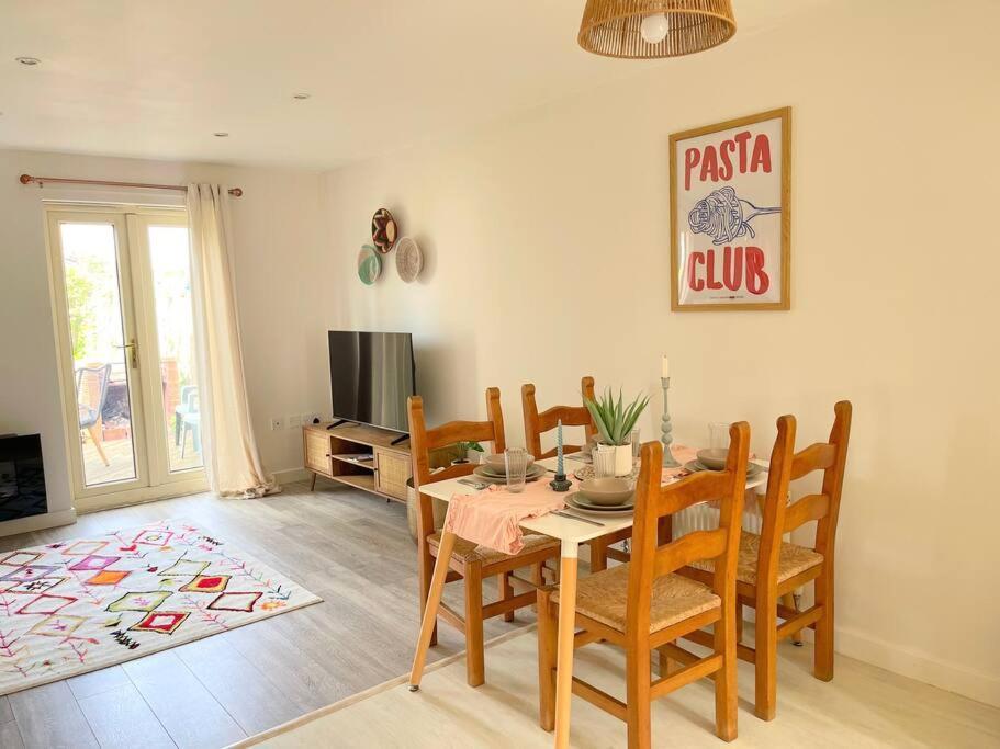Villa Artistic, Bright & Spacious 3 Bedroom *