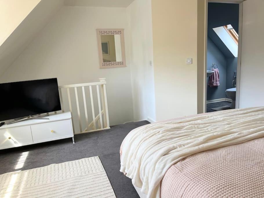 Artistic, Bright & Spacious 3 Bedroom Villa Leeds (West Yorkshire)