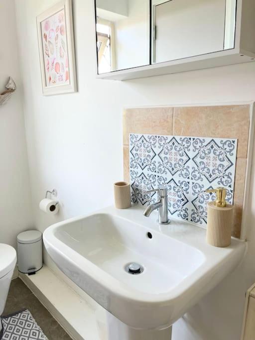 Artistic, Bright & Spacious 3 Bedroom *