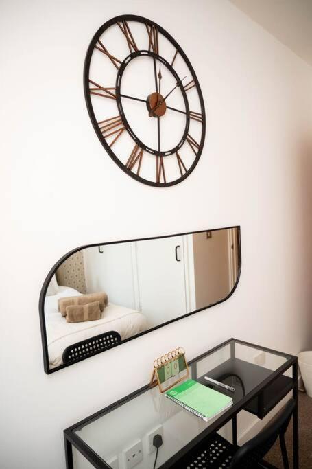 Modern Centre Two Bedroom & Netflix & Wifi Apartment