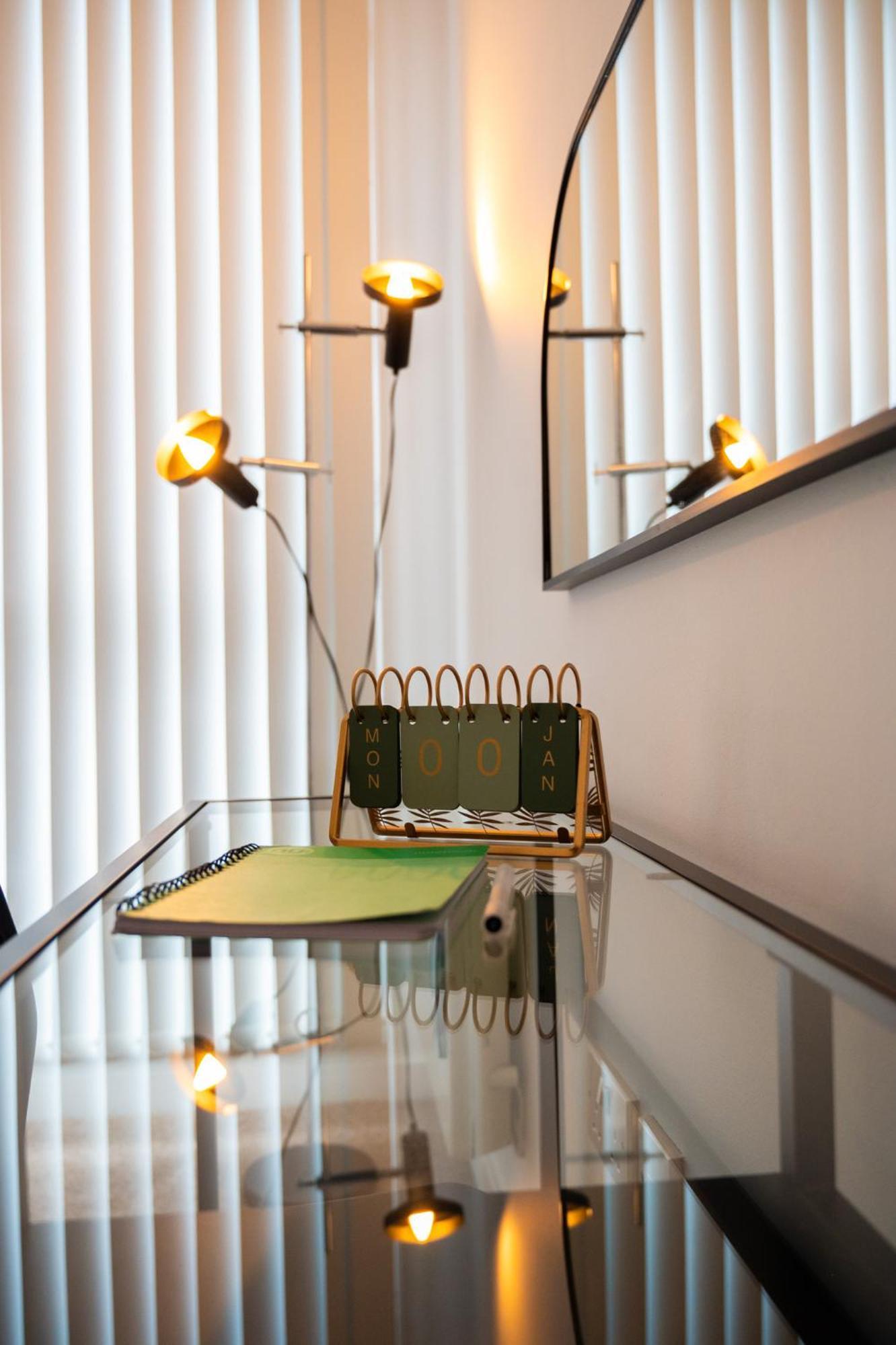 Modern Centre Two Bedroom & Netflix & Wifi Apartment *