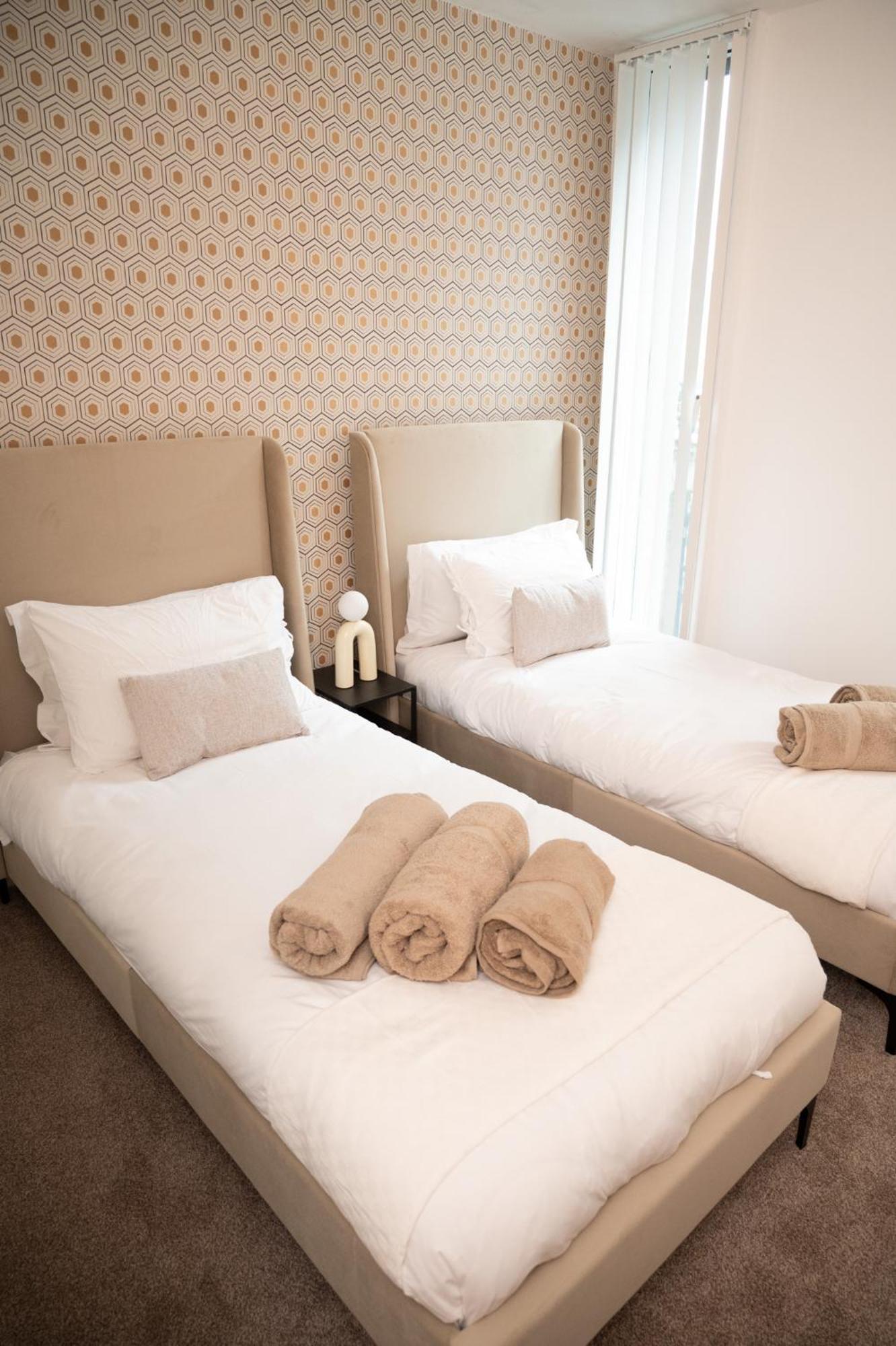 Modern Centre Two Bedroom & Netflix & Wifi * Leeds (West Yorkshire)