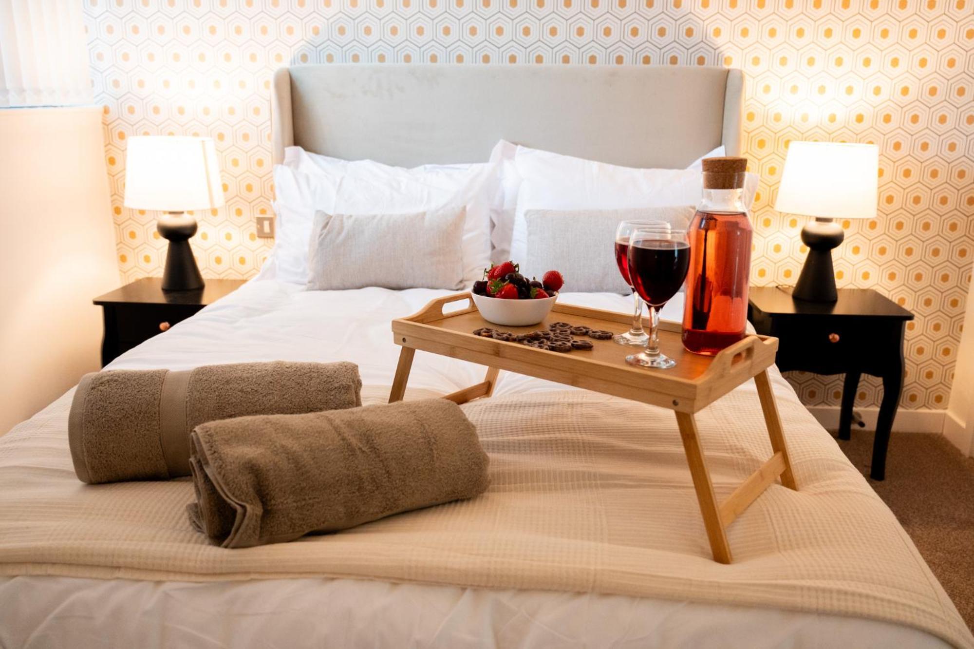 Modern Centre Two Bedroom & Netflix & Wifi Apartment *