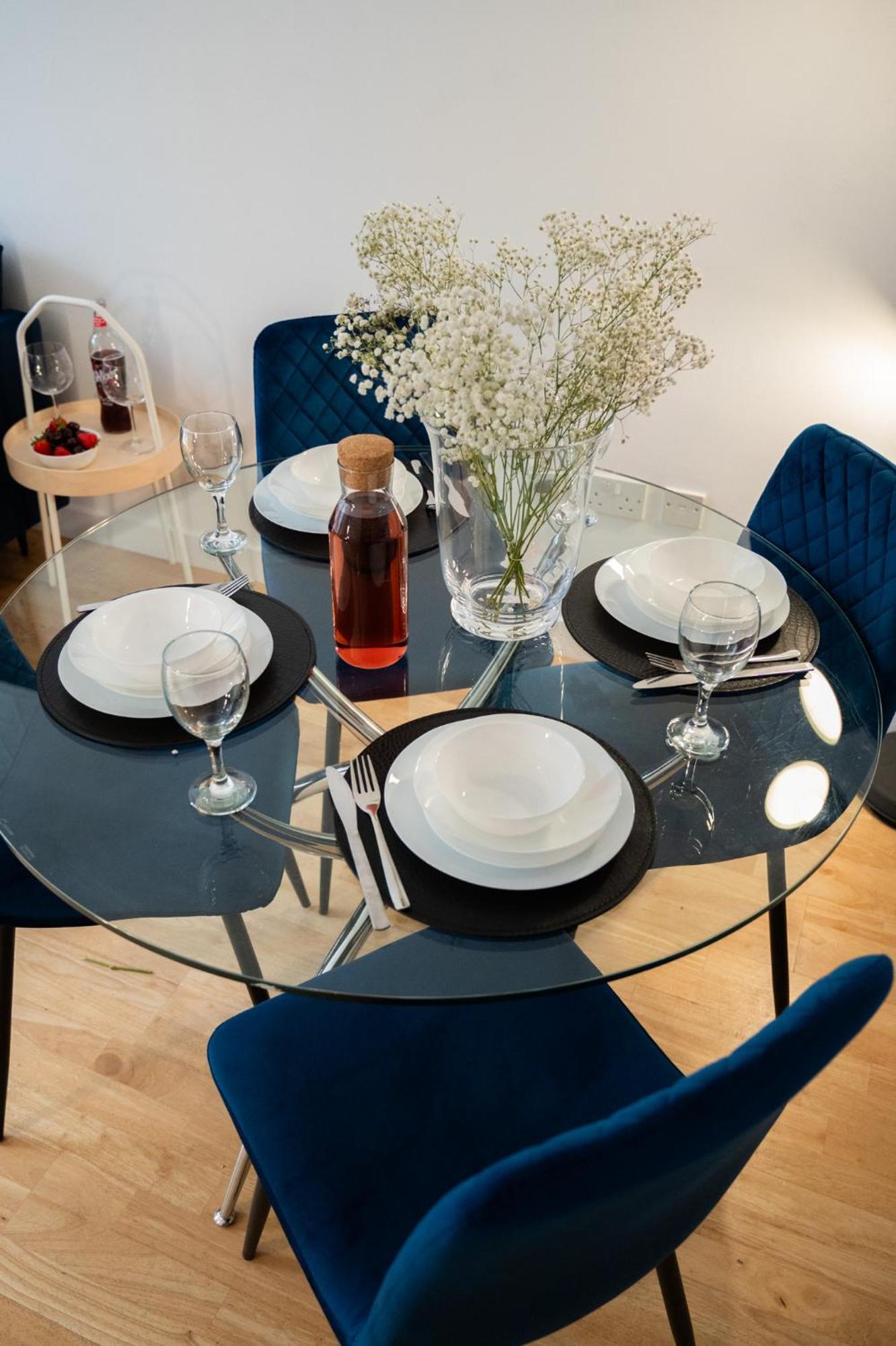 Modern Centre Two Bedroom & Netflix & Wifi Apartment *