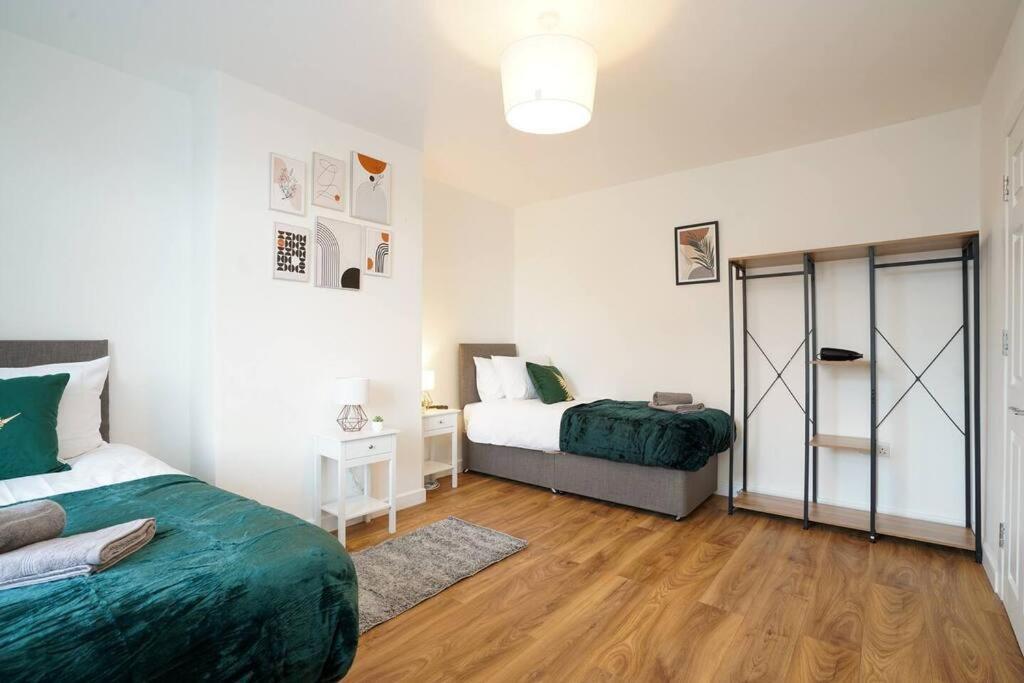 3 Bedroom With Free Parking Apartment *