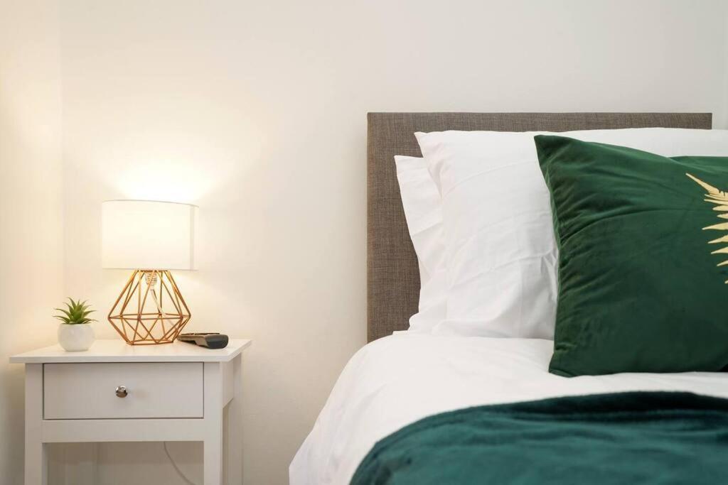 Apartment 3 Bedroom With Free Parking