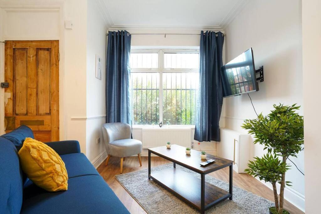 3 Bedroom With Free Parking Apartment