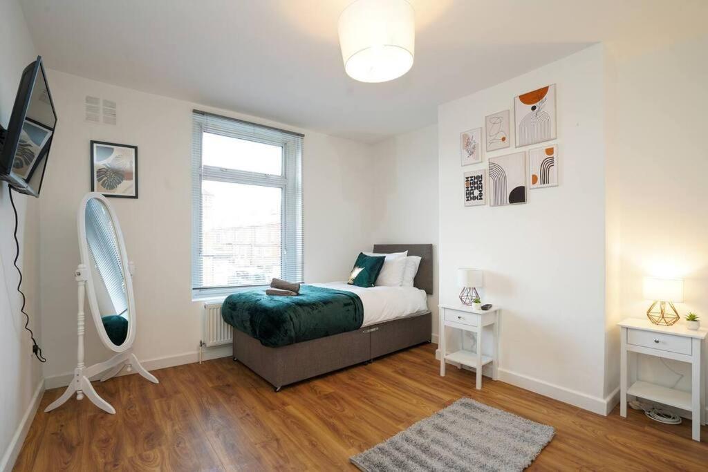 3 Bedroom With Free Parking Apartment Leeds (West Yorkshire)