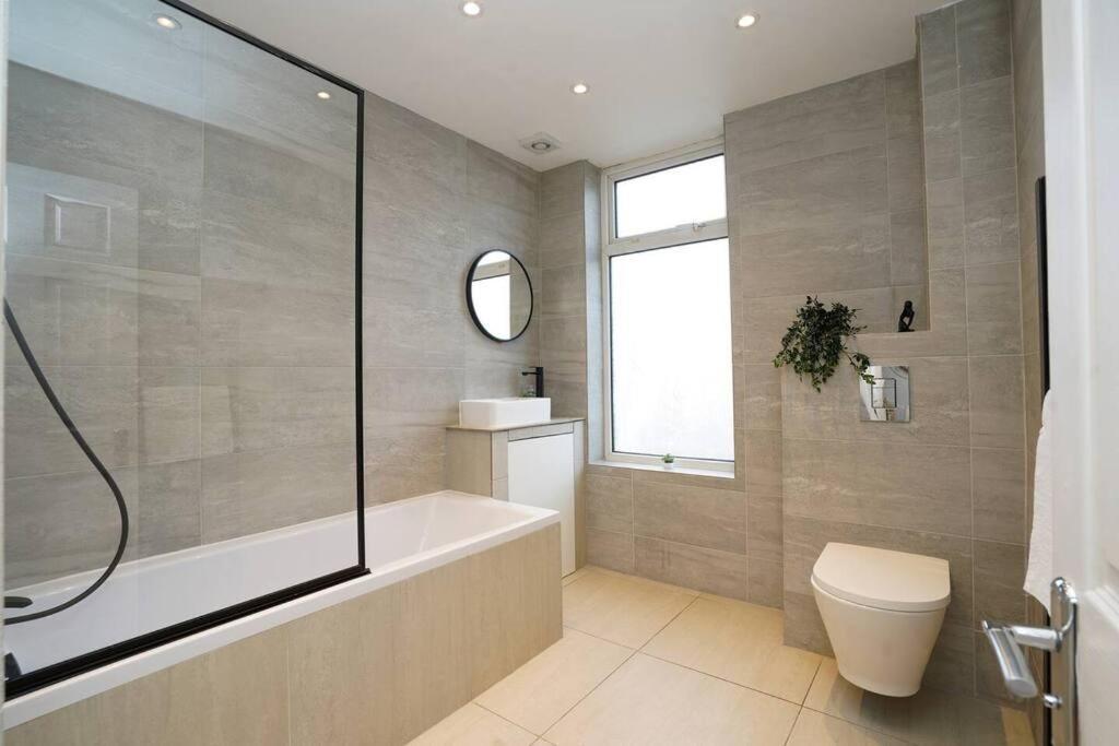 3 Bedroom With Free Parking Apartment Leeds (West Yorkshire)