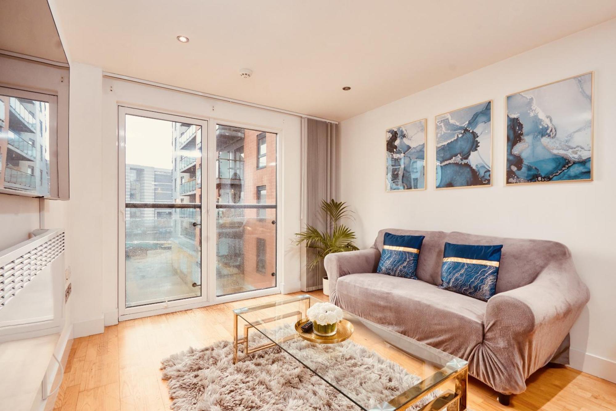 Riverside Leeds Dock Free Secure Parking Apartment