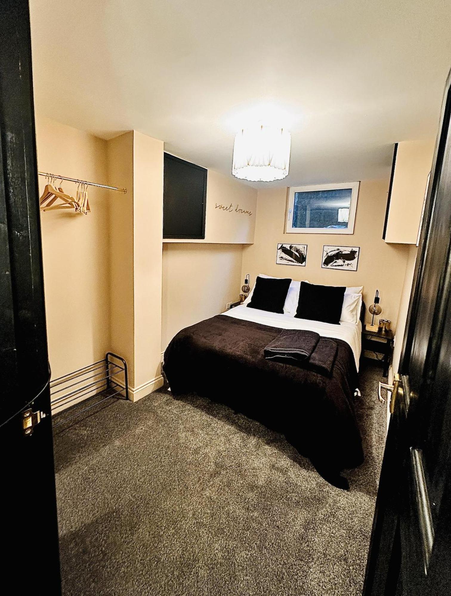 Close To Leeds Centre - The Snug