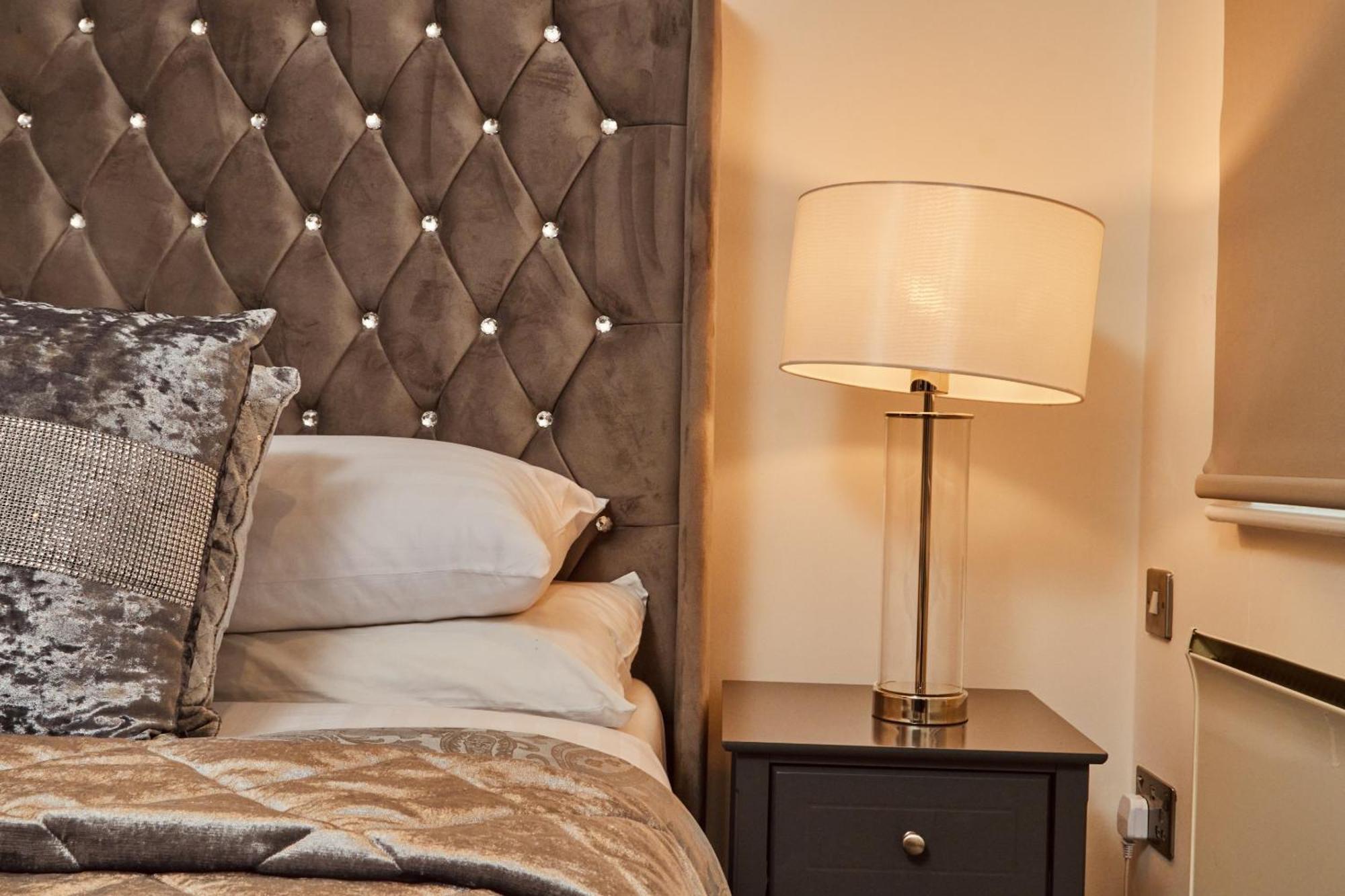 King River Canal View& Free Secure Parking!