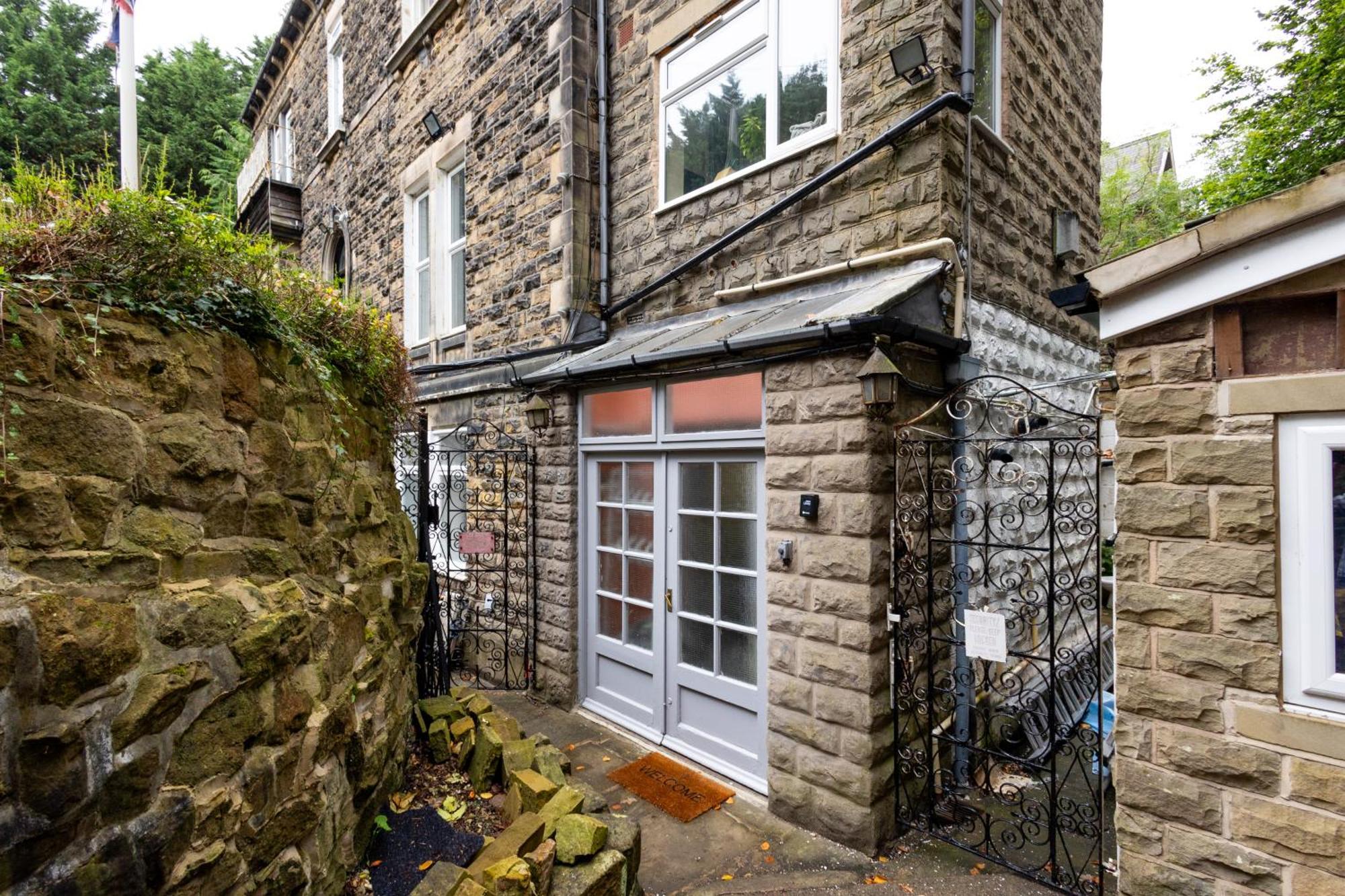 Spacious 3 Bedroom Ground Floor - 10 Mins From Centre Apartment *