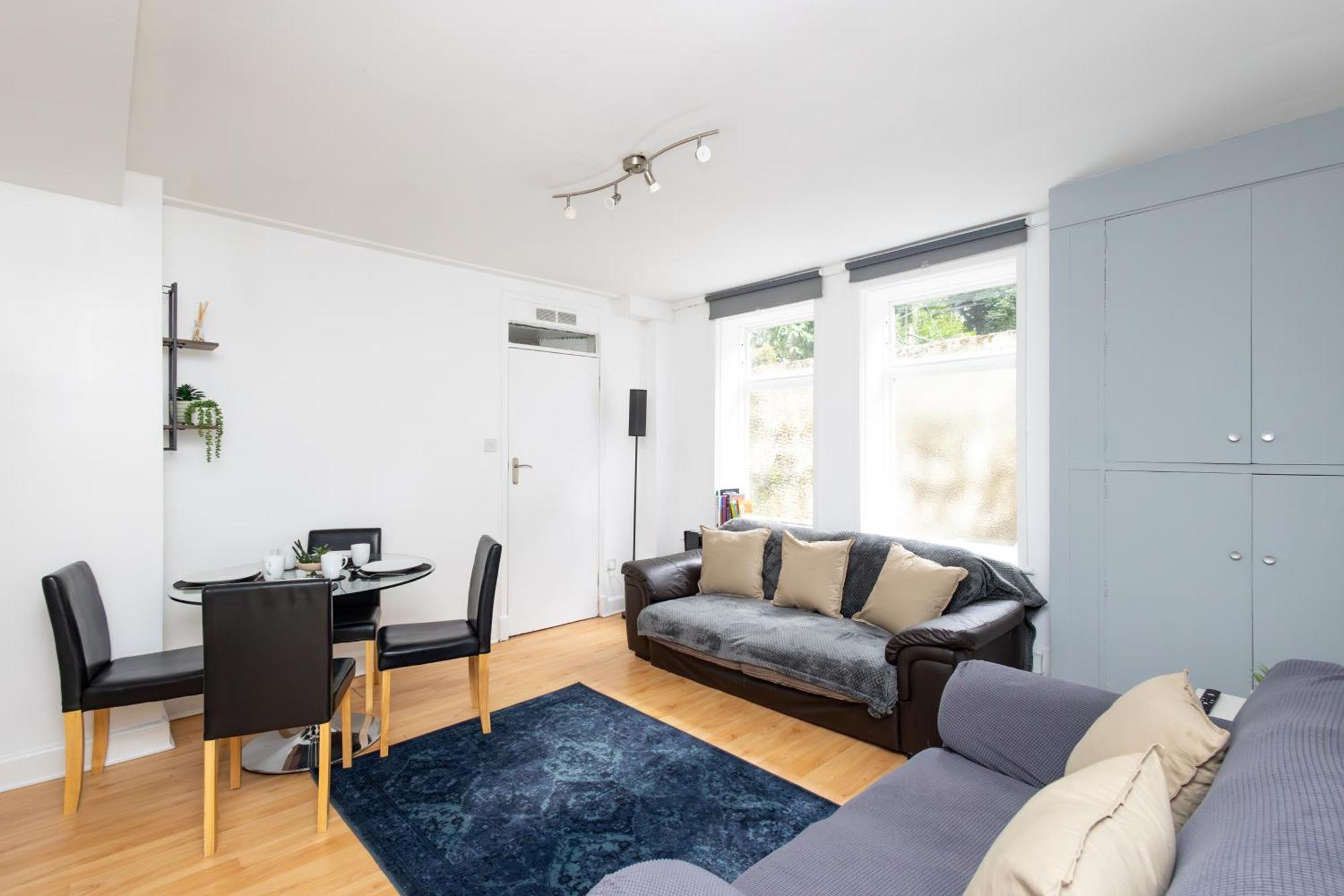 Spacious 3 Bedroom Ground Floor - 10 Mins From Centre Apartment *