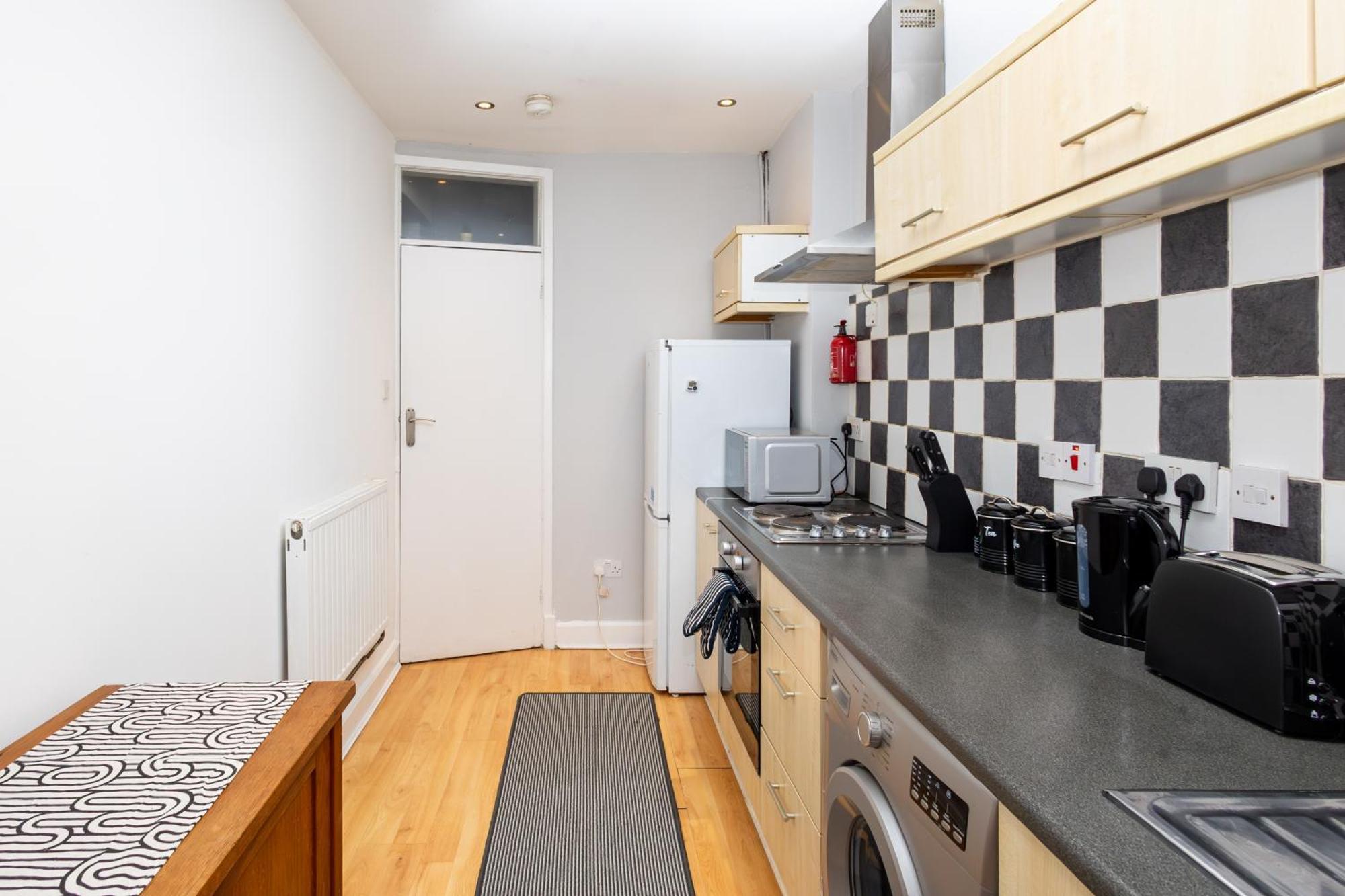 Spacious 3 Bedroom Ground Floor - 10 Mins From Centre Leeds (West Yorkshire)