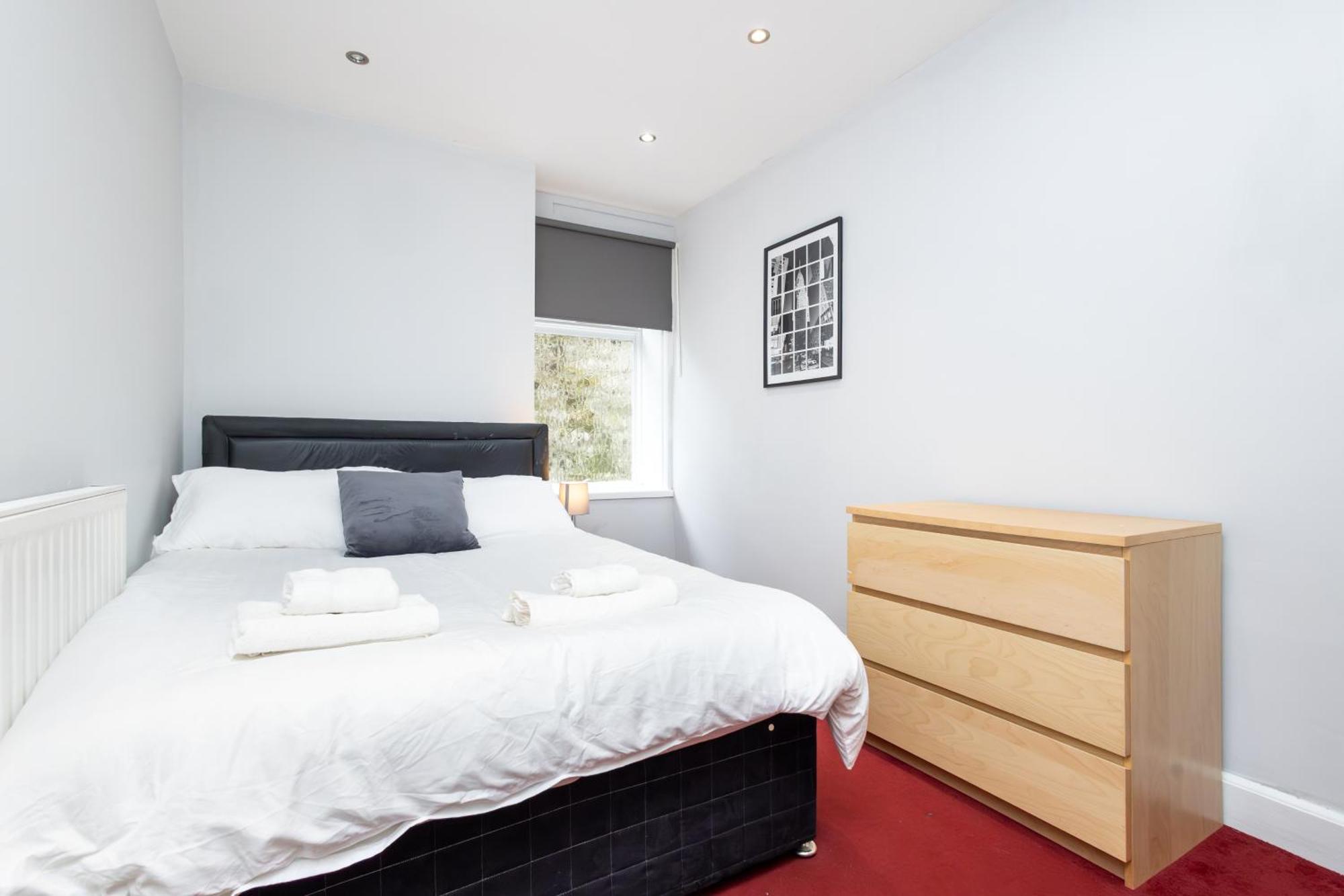 Spacious 3 Bedroom Ground Floor - 10 Mins From Centre *