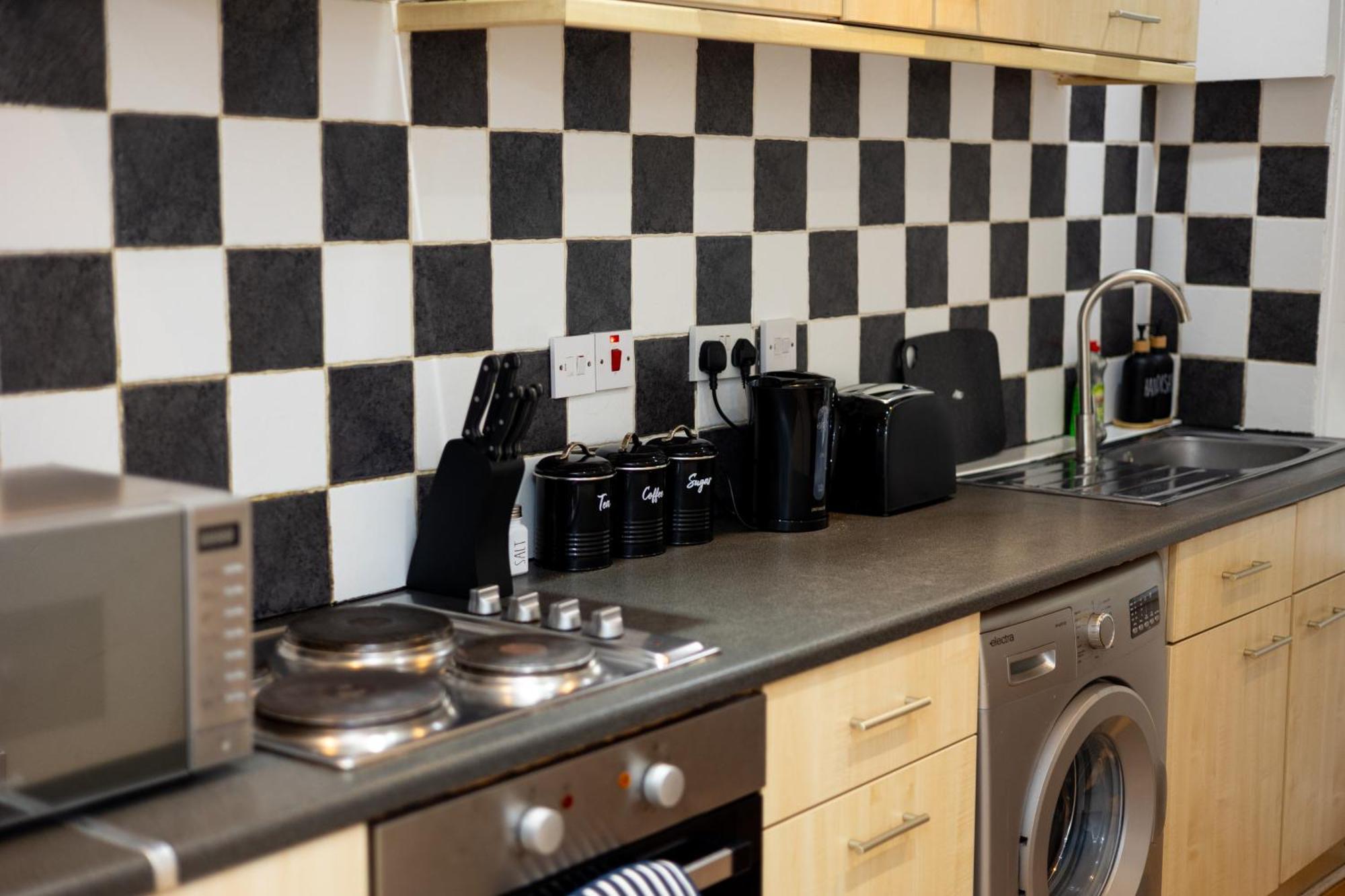 Spacious 3 Bedroom Ground Floor - 10 Mins From Centre