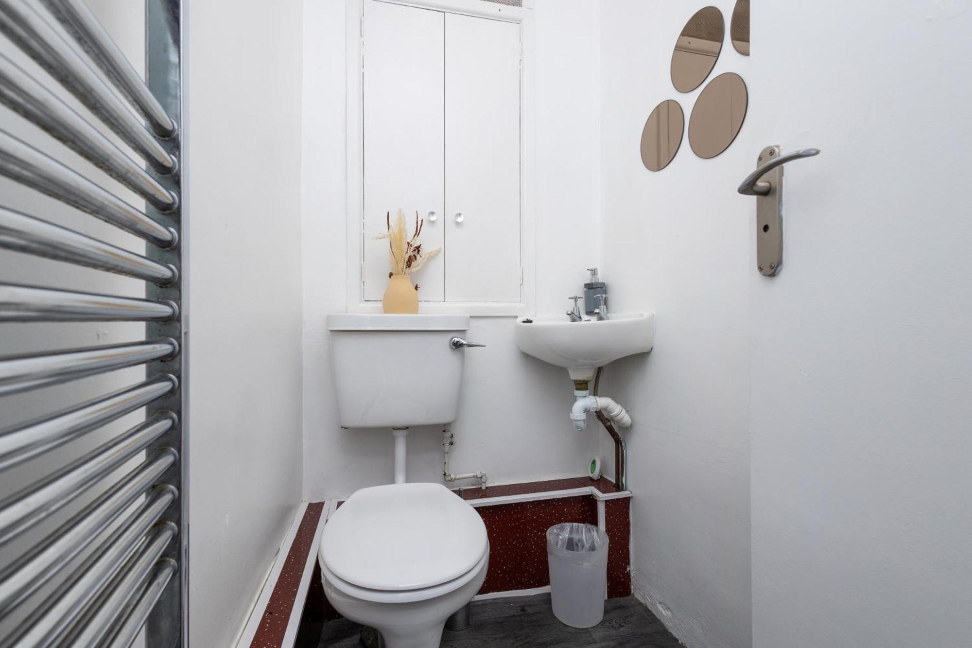 Spacious 3 Bedroom Ground Floor - 10 Mins From Centre Apartment *