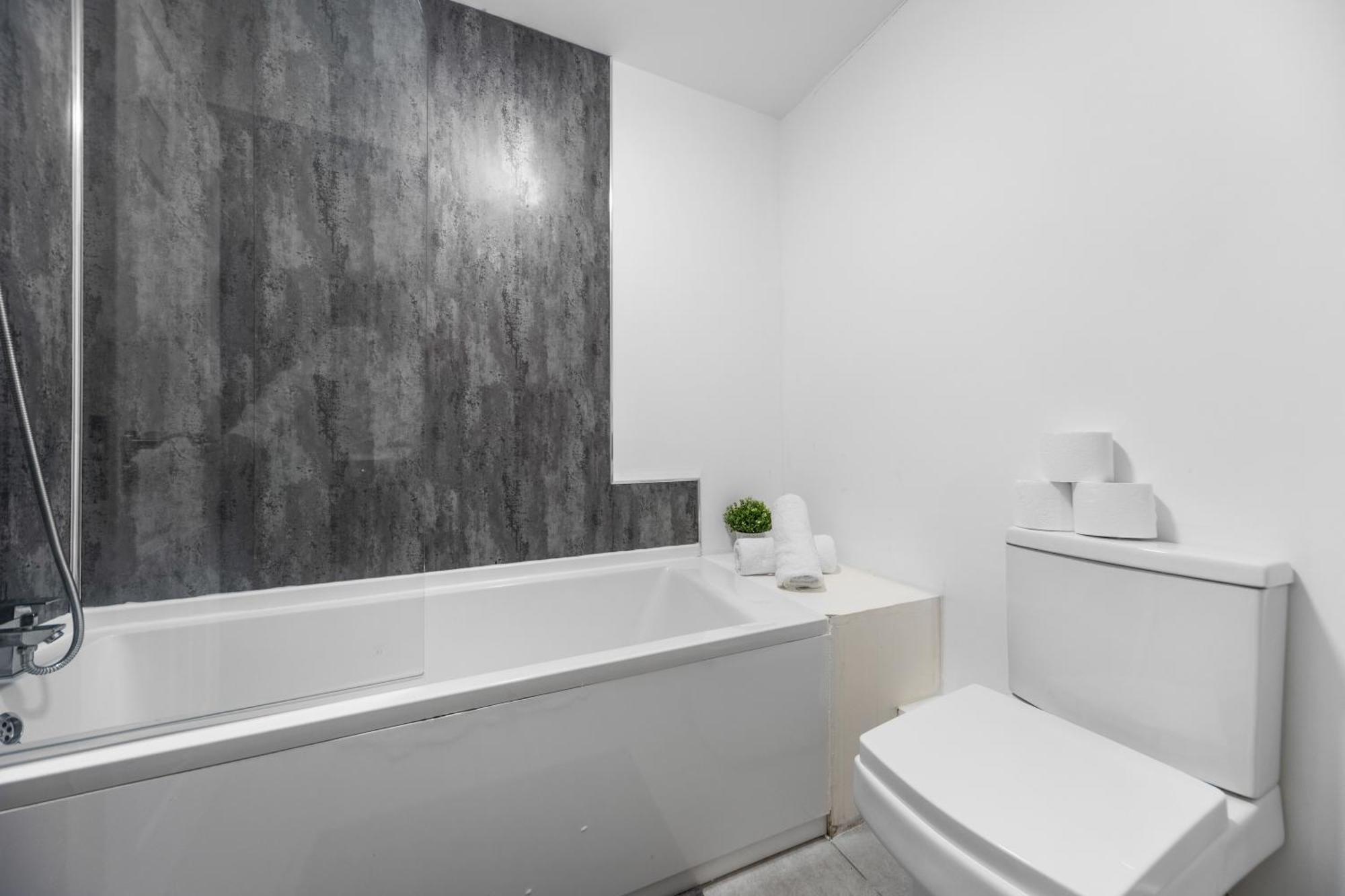 Holiday home Budget 2-bed House 10mins To Leeds Centre *