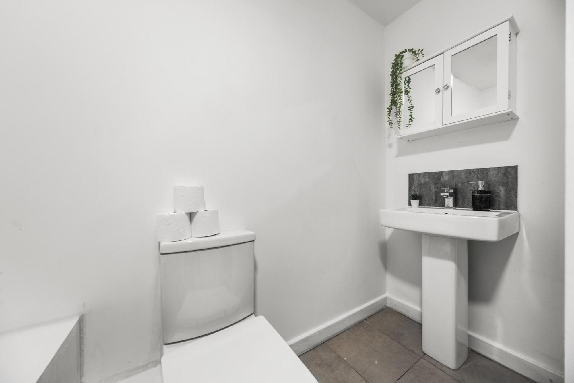Budget 2-bed House 10mins To Leeds Centre Holiday home *