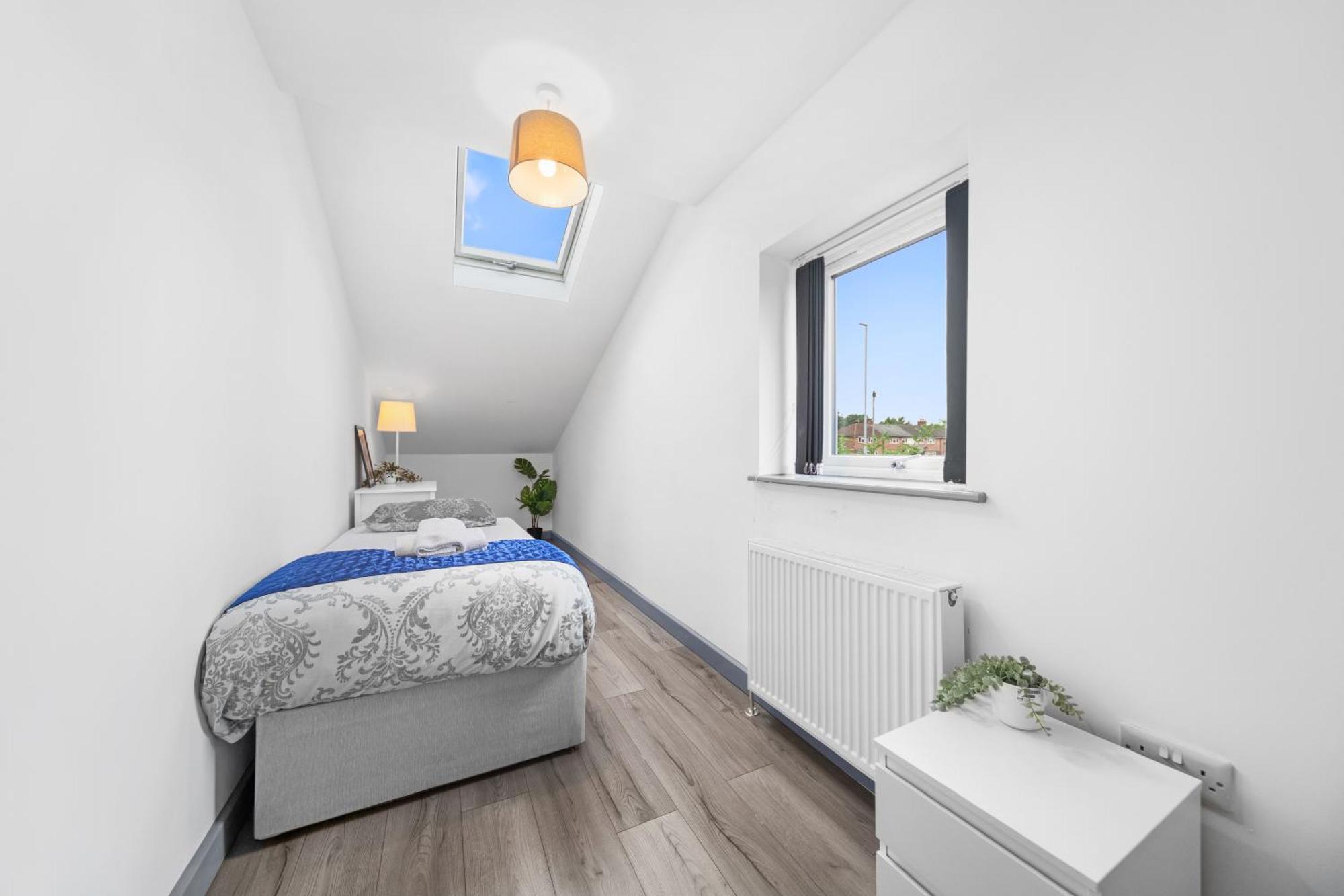 Budget 2-bed House 10mins To Leeds Centre