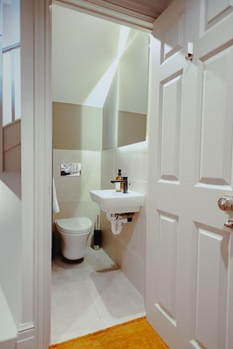 3-story Townhouse - Sleeps 8 *