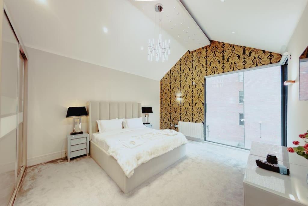 3-story Townhouse - Sleeps 8 *