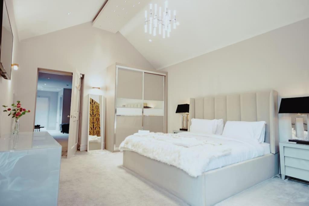 3-story Townhouse - Sleeps 8 *