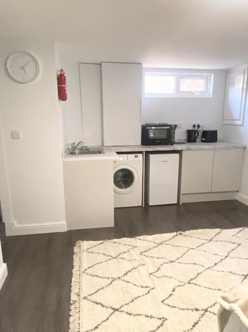 Lovely 4 Bedroom, 2 Bathroom House Near Centre Apartment