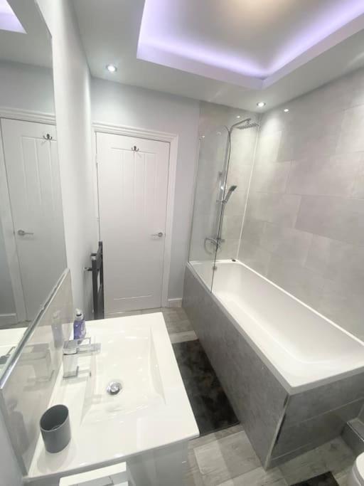 Apartment Lovely 4 Bedroom, 2 Bathroom House Near Centre